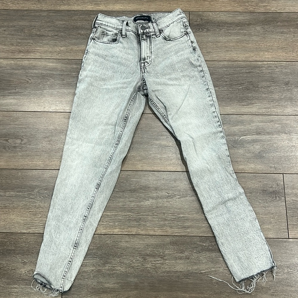 Brand new, never worn Aeropostale 00R mom jeans